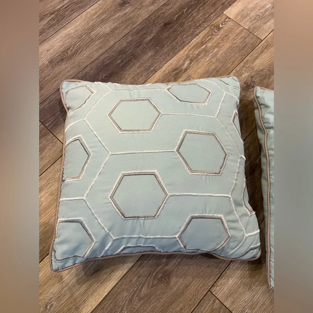 Set of 2 Throw Pillows
